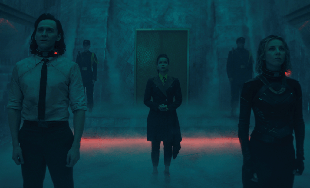 Loki, Ravonna e Sylvie na sala dos Guardiões do Tempo no episódio: O Evento Nexus