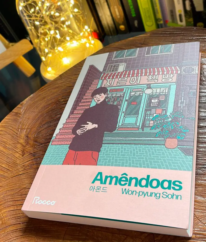 Foto do livro "Amêndoas" da Editora Rocco
